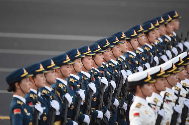 3일 중국 베이징 톈안먼 광장에서 열린 '중국인민의 항일전쟁 승리 및 세계 반(反)파시스트 전쟁 승리 70주년' 기념 열병식에서 중국 여군의장대가 행진을 하고 있다. 베이징=신화 연합뉴스