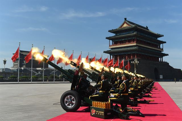 3일 중국 베이징 톈안먼 광장에서 '중국인민의 항일전쟁 승리 및 세계 반(反)파시스트 전쟁 승리 70주년' 을 맞아 사상 최대 규모의 열병식이 열린 가운데, 축포 70발이 발사되고 있다. 베이징=신화 연합뉴스