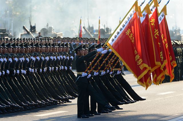 중국 베이징에서 3일 사상 최대규모의 항일전쟁 70주년 열병식을 앞두고 행진 참가자들이 준비를 하고 있다. 베이징=신화 연합뉴스