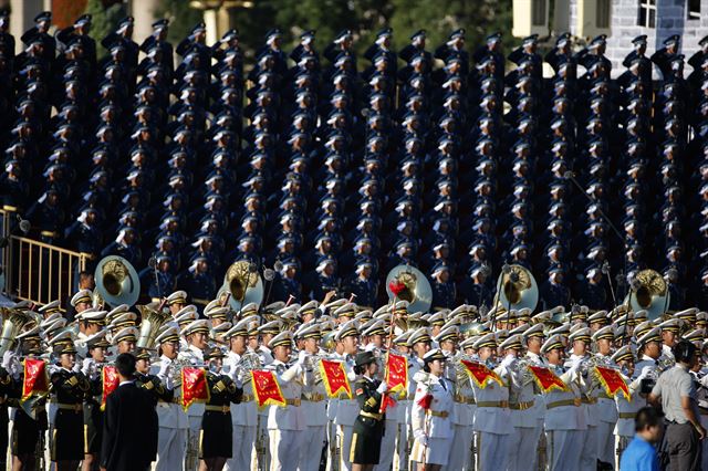 3일(현지시간) 중국 베이징 톈안먼 광장 앞에서 중국 군악대가 항일전쟁 승리 70주년 기념 열병식 시작 전 연주 연습을 하고 있다.연합뉴스