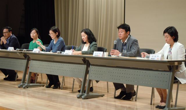 3일 서울 서초구 국립중앙도서관에서 열린 ‘도서관발전 대토론회’ 작은도서관 부문 토론에서 참석자들이 종합토론을 하고 있다.