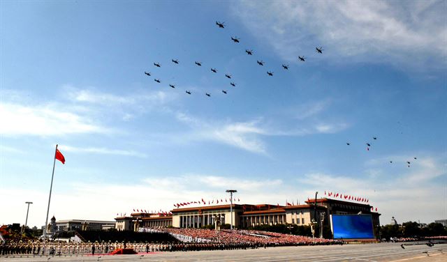 3일 중국 베이징 톈안먼 광장 상공에서 열병식이 열리고 있는 가운데 전승 70주년을 기념하기 위해 헬기 편대가 ‘70’자를 그리며 비행하고 있다. 베이징=신화 연합뉴스