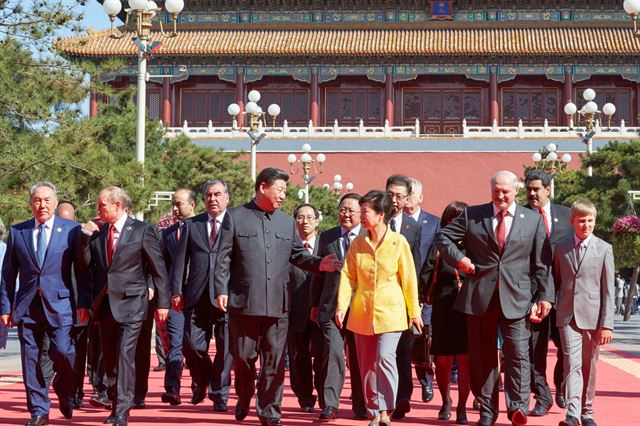 박근혜 대통령이 3일 오전 중국 베이징에서 열린 '항일(抗日) 전쟁 및 세계 반(反)파시스트 전쟁 승전 70주년(전승절)' 기념행사에 참석해 시진핑 중국 국가주석과 대화하며 톈안먼 성루를 향해 이동하고 있다. 연합뉴스