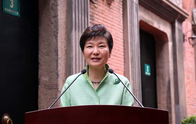 박근혜 대통령이 4일 중국 상하이에서 열린 대한민국 임시정부청사 재개관식에서 축사를 하고 있다. 상하이=홍인기기자 hongik@hankookilbo.com