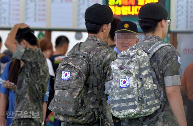 북한의 포격도발로 남북관계에 긴장감이 흐르던 지난달 21일 오전 서울 광진구 동서울종합터미널에서 휴가를 나온 장병들이 부대복귀를 위해 매표소로 향하는 모습. (한국일보 자료사진)