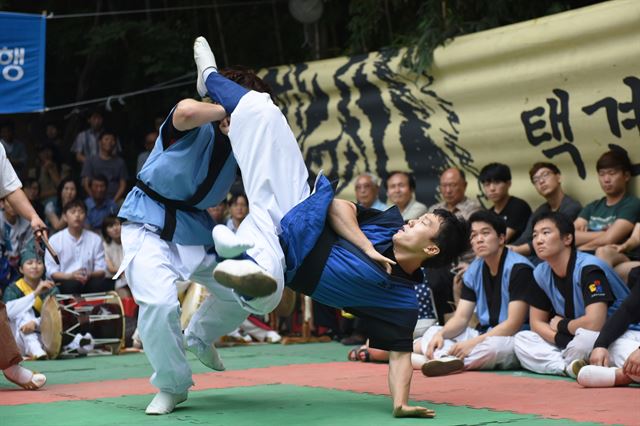 5일 서울 인사동 문화마당에서 열린 택견배틀에서 한 선수가 '날치기(손을 땅에 짚고 몸을 회전시켜 발로 차는 기술)'로 상대를 제압하고 있다. 결련택견협회 제공