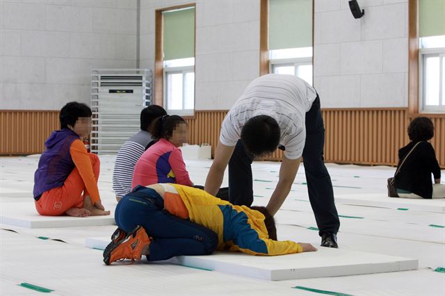 돌고래호 침몰사고 실종자 가족이 6일 오후 '돌고래호 사고 연고자 대기소'가 마련된 전남 해남군 다목적생활체육관에서 오열하고 있다. 제주 추자도 신양항에서 낚시객을 태우고 출항한 돌고래호(9.77t·해남 선적)는 이날 오전 6시 25분께 추자도 남쪽 무인도 섬생이섬 남쪽 1.1㎞ 해상에서 통신이 두절된 뒤 11시간여만에 뒤집힌 채 발견됐다. 연합뉴스