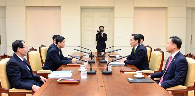 7일 오전 판문점 남측 평화의 집에서 열린 추석 계기 이산가족 상봉을 논의하기 위한 적십자 실무접촉에서 이덕행 대한적십자사 실행위원(오른쪽 두번째)과 박용일 조선적십자회 중앙위원(왼쪽 두번째)이 인사말을 하고 있다. 통일부 제공