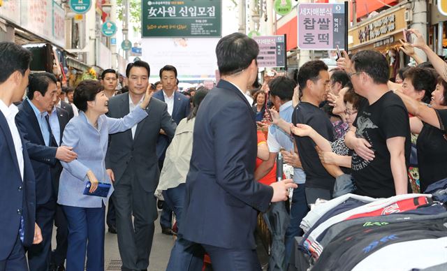 박근혜 대통령이 7일 대구시 서문시장을 방문, 시민들에게 인사하고 있다. 연합뉴스