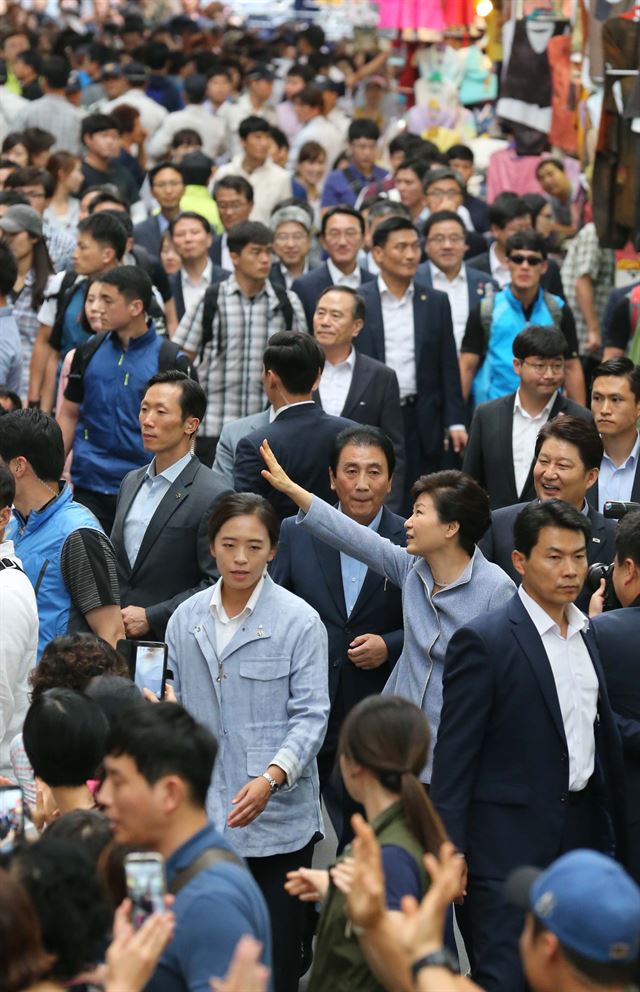 대구시민과 인사하는 박 대통령