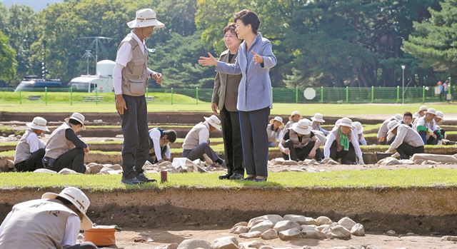 박근혜(오른쪽) 대통령이 나선화(가운데) 문화재청장과 7일 오후 신라왕궁터로 추정되는 경북 경주시 인왕동 월성 발굴현장을 방문해 학예사와 대화를 나누고 있다. 월성 발굴조사는 '신라왕경 핵심유적 복원 정비사업'의 일환으로 2025년까지 9,450억원을 투입해 월성 등 경주 내 8개 지역을 발굴 복원한다. 경주=홍인기기자 hongik@hankookilbo.com