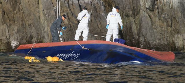 돌고래호 사고원인 조사에 나선 해경 과학수사 관계자들이 7일 오후 제주 추자도 인근 청도에 포박된 돌고래호에서 증거물을 수집 등을 하고 있다. 연합뉴스