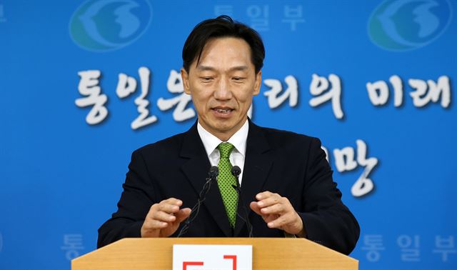 남북 적십자 실무접촉 남측 수석대표 이덕행 대한적십자사 실행위원(통일부 통일정책협력관)이 8일 정부서울청사에서 이산가족 상봉 행사 합의와 관련해 브리핑하고 있다. 남북은 다음 달 20일부터 26일까지 금강산 면회소에서 이산가족 상봉 행사를 하기로 8일 합의했다. 연합뉴스