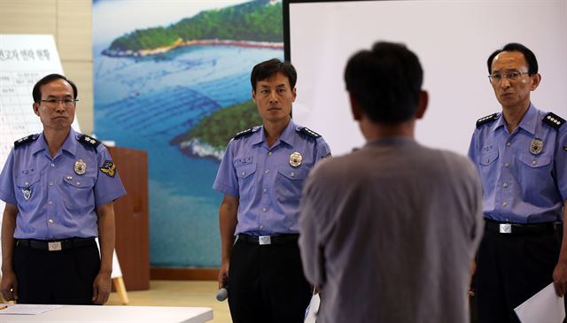 8일 오전 오전 전남 해남읍 다목적생활체육관에 마련된 돌고래호 사고 연고자 대기소에서 해경 관계자들이 한 사고피해 가족의 질문을 받고 있다. 연합뉴스