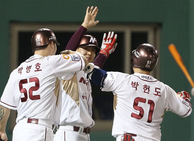 8일 목동야구장에서 열린 프로야구 넥센과 두산 경기 3회말 2사 만루에서 넥센 박헌도가 만루홈런을 때린 뒤 홈인하며 박병호 등 동료들의 축하를 받고 있다. 넥센 히어로즈 제공