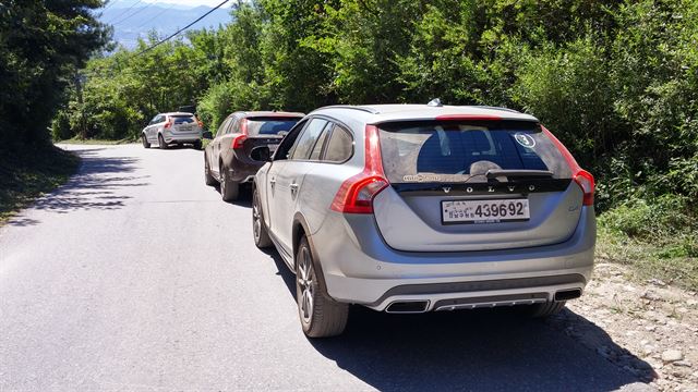 볼보 V60 크로스 컨트리 후면은 SUV 느낌이 강합니다.