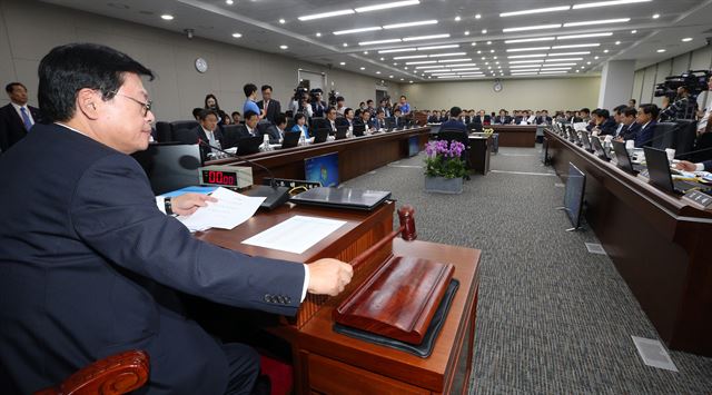 정우택 국회 정무위원장이 10일 오전 정부세종청사 국무회의장에서 열린 국회 정무위원회의 국무조정실·국무총리비서실에 대한 국정감사에서 직원 소개가 있은 후 정회를 선포하고 있다. 회의는 새누리당 의원들이 공정위 증인 채택문제로 내부 조율을 해야 한다는 이유로 정회됐다. 연합뉴스