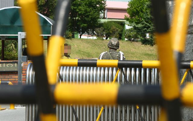 11일 오전 대구의 한 군부대서 수류탄이 터져 교관 1명이 사망하고 훈련병 등 2명이 다쳤다. 경찰이 해당 군부대에 들어가고 있다. 연합뉴스