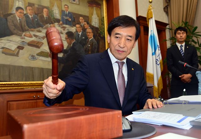 이주열 한국은행 총재가 11일 서울 남대문로 한국은행에서 열린 금융통화위원회에서 의사봉을 두드리고 있다. 뉴시스