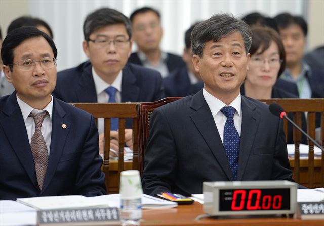 이인복(오른쪽) 중앙선거관리위원장이 11일 국회에서 열린 안전행정위원회 국정감사에서 의원들의 질의에 답하고 있다. 오대근기자 inliner@hankookilbo.com