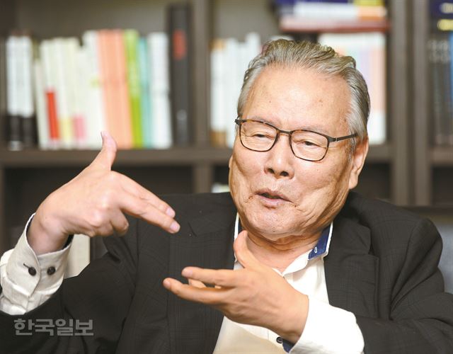 동아시아문화도시 조직위원회 명예위원장을 맡은 이어령 전 문화부장관은 젓가락을 놀이와 산업과 예술이 어우러진 새로운 한류 콘텐츠로 육성하겠다고 밝혔다. “응석받이 막내로 자라 실은 젓가락질을 제대로 배우지는 못했다”는 그는 “20대에 ‘붓깡패’ 소리를 들었던 것도 젓가락의 예의범절을 못 배워서 그런 것 같다”며 웃었다. 신상순 선임기자 ssshin@hankookilbo.com