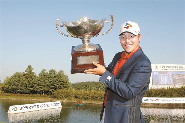 코오롱 제58회 한국오픈 골프선수권대회에서 우승한 이경훈이 우승컵을 들고 포즈를 취하고 있다. 코오롱그룹 제공