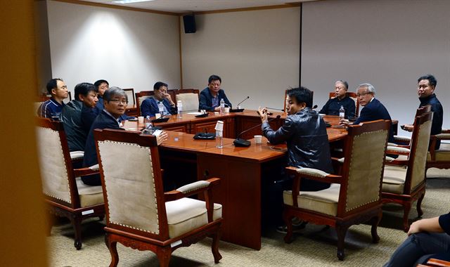 13일 밤 노사정의 대타협 합의 발표 직후 김동만(오른쪽서 세번째) 한국노총 위원장과 한국노총 간부들이 굳은 얼굴로 정부서울청사 중회의실에서 비공개 대책회의를 갖고 있다. 한국노총은 14일 합의안 찬반투표를 실시한다. 뉴시스