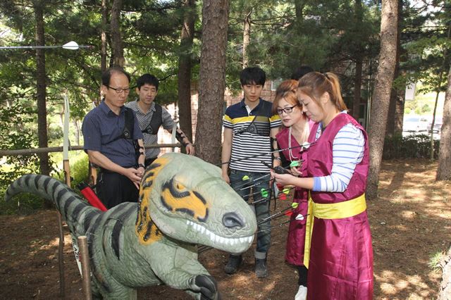 예천세계활축제 관계자들이 동물모형 과녁에 꽃힌 화살을 살펴보고 있다. 예천군 제공.