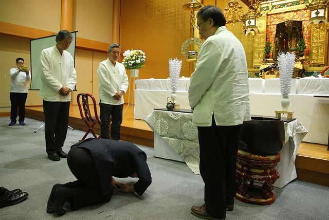 14일 오후 일본 도쿄(東京) 중심의 쓰키지 혼간지(築地 本願寺)에서 열린 일본 홋카이도 강제노동 희생자 추도식에서 유족대표인 김경수씨가 고인들을 추모하는 절을 하고 있다. 연합뉴스