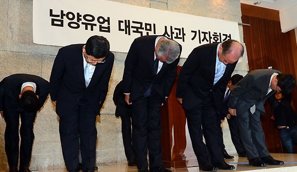 2년 전 영업직원의 폭언 음성 파일이 공개되면서 이른바 '갑질 파문'에 휩싸였던 남양유업이 또 도마에 올랐다. 사진은 2013년 당시 김웅 대표이사와 임원진이 대국민 사과문을 발표하며 상생을 약속하고 있는 모습. 한국일보 자료사진