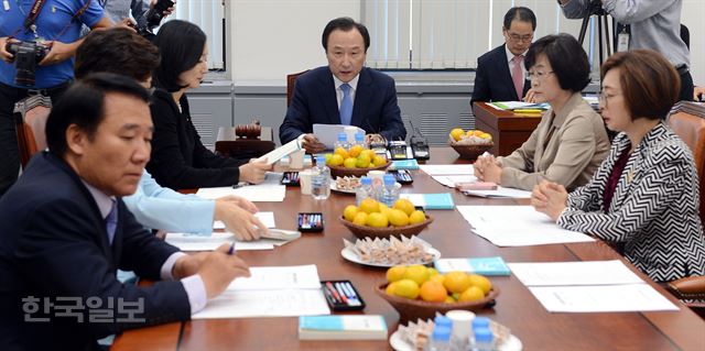 새누리당 소속 홍일표 징계소위원장(왼쪽)이 16일 국회 윤리특별위원회 징계심사소위원회에서 성폭행 혐의로 검찰 수사를 받고 있는 무소속 심학봉 의원의 징계안을 상정하고 있다. 고영권기자youngkoh@hankookilbo.com