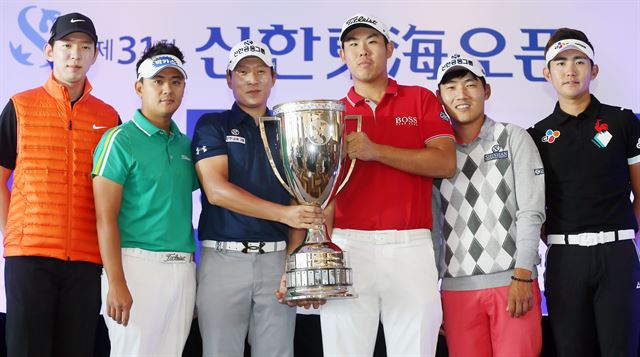 16일 오전 인천시 서구 베어즈베스트 청라 골프클럽에서 열린 '제31회 신한동해오픈' 기자회견에서 출전 선수들이 기념촬영하고 있다. 왼쪽부터 노승열, 박상현, 김경태, 안병훈, 강성훈, 이수민. 인천=연합뉴스