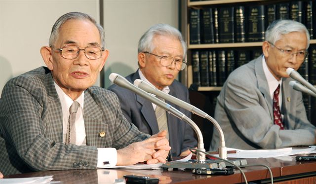 일본 전직 판사 75명이 도쿄에서 15일 기자회견을 갖고 집단자위권 안보법안이 헌법위반임을 지적하는 의견서를 발표했다. 도쿄=교도 연합뉴스