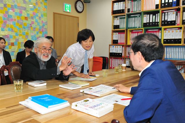 대담하는 후지무라(왼쪽)씨와 박원순 시장. 서울시 제공