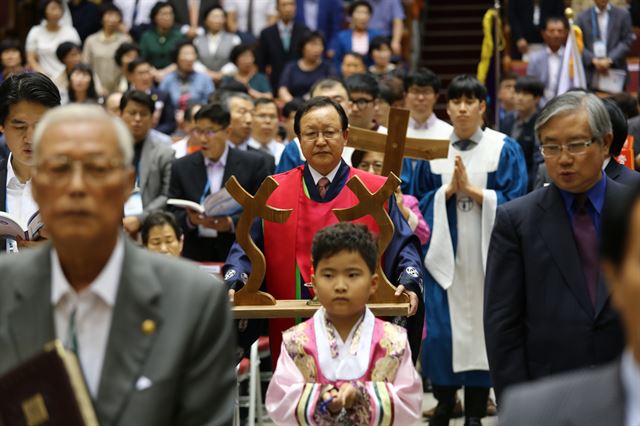 14일 오후 강원 원주시 영강교회에서 열린 한국기독교장로회(기장) 제100회 총회 개회예배에서 제99회 총회장인 황용대 목사(가운데)가 십자가를 앞세우고 입장하고 있다. 베리타스 제공