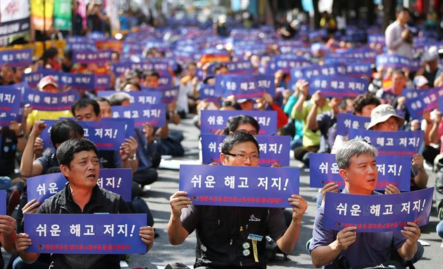 민주노총과 한국노총 등 양대노총 공공부문노동조합 공동투쟁본부 조합원들이 지난 12일 서울 종로구 영풍문고 앞에서 열린 '노동개악 저지 공공노동자 투쟁 결의대회'에서 구호를 외치고 있다. 연합뉴스