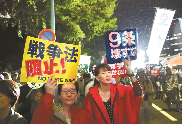 지난 16일 도쿄 거리로 나온 시민들이 ‘전쟁할 수 있는 나라’의 길을 터주는 일본 참의원의 집단자위권 법제화에 반대하는 구호를 외치고 있다. 도쿄=신화 연합뉴스