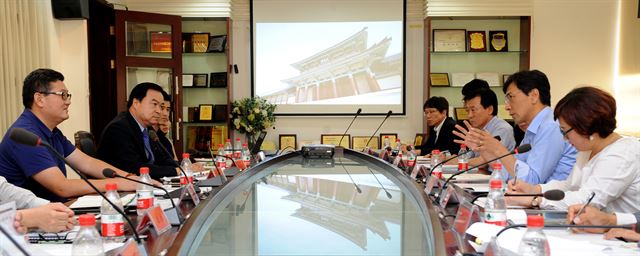 [PYH2015092000510006300] <YONHAP PHOTO-1608> 안희정 지사, 中여행업체·부동산기업 CEO 만나 협력 논의 (홍성=연합뉴스) 강진욱 기자 = 지난달에 이어 1개월여 만에 다시 중국을 찾은 안희정 충남도지사가 19일 중국 선전 민타이그룹 본사에서 이신민(李新民) 총경리와 주징후이(朱景輝) CEO, 황허텐(黃合田) 선전해상세기전자상무유한공사 CEO 등 중국 최대 여행업체와 부동산대기업 CEO 등을 만나 투자 및 요우커 도내 유치를 위한 협력을 논의했다. 2015.9.20. <<충남도 제공>> kjw@yna.co.kr/2015-09-20 09:20:38/ <저작권자 ⓒ 1980-2015 ㈜연합뉴스. 무단 전재 재배포 금지.>