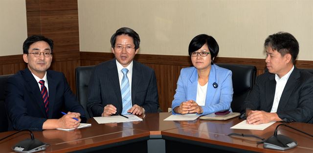 이준한(왼쪽부터) 인천대 정외과 교수, 김동욱 서울대 행정대학원장, 김금옥 한국여성단체연합 상임대표, 가상준 단국대 정외과 교수 등 국회의원선거구획정위원회 위원들이 20일 좌담회를 갖고 있다. 오대근기자 inliner@hankookilbo.com