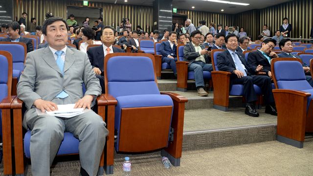 20일 오후 서울 여의도 국회에서 열린 새정치민주연합 당무위원회-의원총회 연석회의에서 문재인 대표의 자리인 이종걸 원내대표(왼쪽 앞)의 옆 자리가 비어있다. 이날 회의는 문재인 대표의 재신임 관련 안건으로 열려 문 대표가 참석하지 않았다. 뉴시스