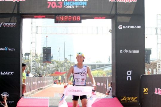 20일 카파 아이언맨 70.3 인천 국제 대회에 남자 부문 8위를 기록한 한국 대표 오영환이 4시간22분5초를 기록으로 결승선을 통과하고 있다. 에머슨 케이 파트너스 제공/2015-09-21(한국일보)