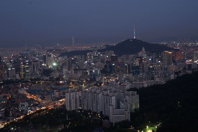 일몰 시간이 지나자 금세 도심 곳곳이 반짝거린다.