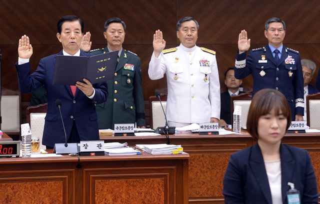 한민구 국방부 장관이 21일 국방부에서 열린 군사법원 상대 국회 법사위 국정감사에 앞서 3군 참모총장과 함께 증인 선서를 하고 있다. 뉴시스