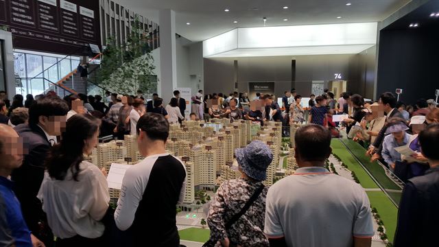 한화건설이 공급하는 뉴스테이 ‘수원 권선 꿈에그린’ 견본주택이 18일 개관해 방문객들로 북적이고 있다. 전용면적 59~84㎡, 2,400가구로 조성되며 임대 기간은 최장 10년에, 월세 상승률은 연 5% 이하로 제한키로 했다. 한화건설 제공