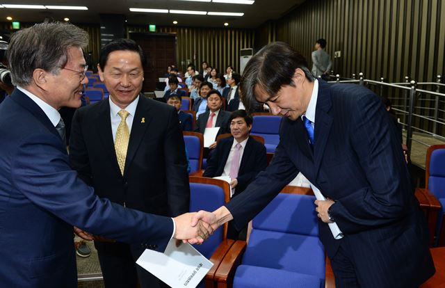 새정치민주연합 문재인 대표와 조국 혁신위원이 23일 오전 국회에서 열린 당무위원회의에서 인사를 하고 있다. 오대근기자 inliner@hankookilbo.com