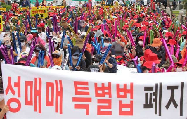 성매매 특별법 시행 11주년을 맞은 23일 오후 서울 보신각 앞에서 한터전국연합·한터여종사자연맹 주최로 열린 '9개 지역 집장촌 성노동자 생존권 쟁취 궐기대회'에서 참석자들이 성매매 특별법 폐지와 생계형·자발적 성매매 인정을 촉구하고 있다. 연합뉴스