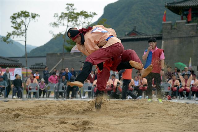 지난해 온달장군 선발대회 모습. 참가 선수들은 고구려 평민 복장을 입고 씨름, 가마니들고 오래버티기, 외나무다리 격투기 등으로 힘과 기예를 겨룬다. 단양군 제공./2015-09-23(한국일보)