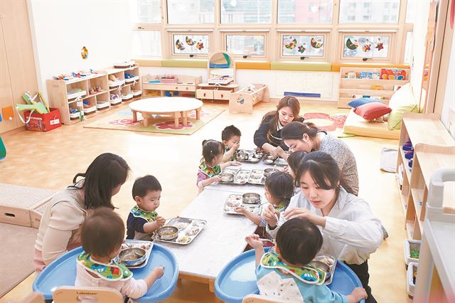 서울시 구로구에 위치한 IBK기업은행의 직장 어린이집, ‘참! 좋은 어린이집’에서 어린이집 교사들이 아이들 식사를 챙기고 있다. IBK기업은행 제공