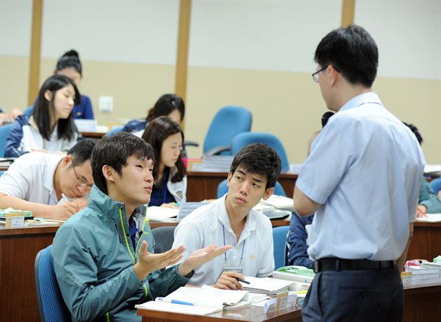 KB국민은행 직원이 8월 천안연수원에서 직무 연수를 하던 중 질문을 하고 있다. KB국민은행 제공