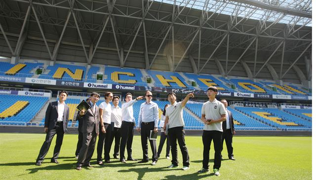 지난 8일 FIFA U-20 월드컵축구의 개최 후보도시 선정을 위한 국제축구연맹(FIFA) 실사를 진행하는 모습. 연합뉴스